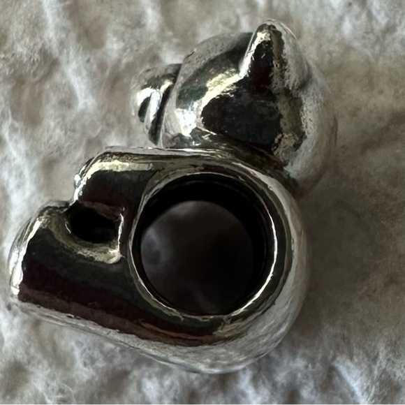 Pandora: Limited Edition Bear My Heart Charm (Retired) - Picture 2 of 16